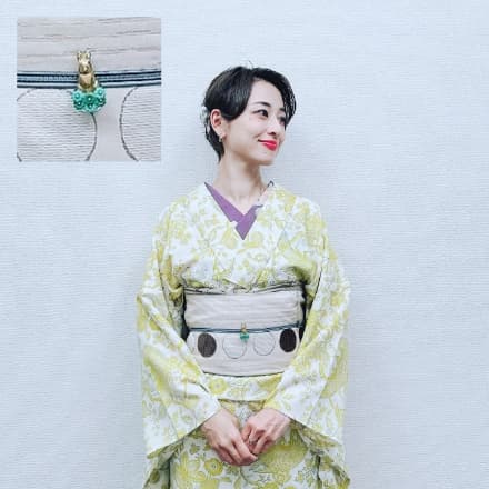 This kimono look is for the autumn harvest moon. It features fall colors, an obi (sash) with a pattern of new moons and full moons, and a rabbit obidome (sash fastener ornament). Rabbits are associated with the moon in Japanese folklore. (Photo courtesy of chansato3)