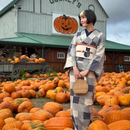 For a Halloween visit to the pumpkin farm, this kimono enthusiast paired a muted, rustic kimono with flourishes of orange in the obiage (belt sash) and obijime (sash fastener) and an obi (sash) with a black cat motif. (Photo courtesy of Kimono Anna)