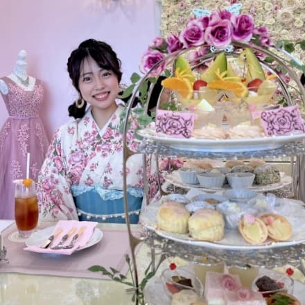 For a rose-themed British afternoon tea, a woman wears a rose-patterned yukata (a lighter, more casual kimono) with lace accents. (Photo courtesy of creamy_kimono)