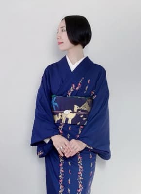 This kimono enthusiast embraces fabrics from the Middle East and South and Southeast Asia. Here she wears her kimono made from embroidered Saudi Arabian abaya cloth, an obi (sash) made from Egyptian jalabiya cloth, and an Indian chintz scarf obiage (sash belt). (Photo courtesy of Yuho @arabian_kimono)