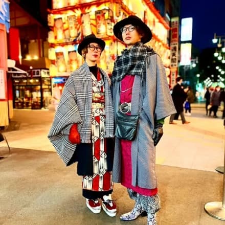 Even as she pushes the envelope with her modern kimono looks, this kimono enthusiast takes pride in her clean collars and tidy ohashori (a single tuck beneath the sash). (Photo courtesy of Kanon Yuuki)