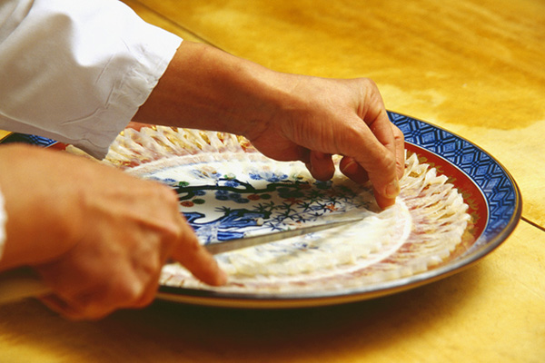 Serving fugu meat on a large plate