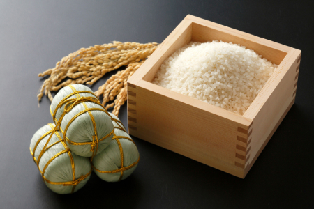 Les onigiri sont préparés principalement avec du riz japonais cultivé dans les rizières de tout le pays. Ils sont généralement triangulaires, ronds ou en forme de sac en paille, comme ceux servant à stocker le riz récolté.