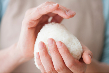 Les onigiri sont préparés principalement avec du riz japonais cultivé dans les rizières de tout le pays. Ils sont généralement triangulaires, ronds ou en forme de sac en paille, comme ceux servant à stocker le riz récolté.