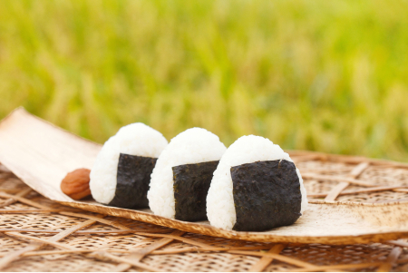 Les onigiri sont préparés principalement avec du riz japonais cultivé dans les rizières de tout le pays. Ils sont généralement triangulaires, ronds ou en forme de sac en paille, comme ceux servant à stocker le riz récolté.