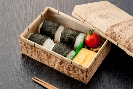 Les onigiri sont préparés principalement avec du riz japonais cultivé dans les rizières de tout le pays. Ils sont généralement triangulaires, ronds ou en forme de sac en paille, comme ceux servant à stocker le riz récolté.