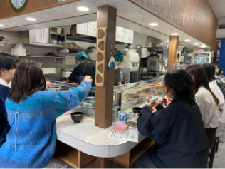 Restaurant spécialisé dans les onigiri de grande taille (entre 180 et 200 grammes). Les onigiri fraîchement préparés peuvent être consommés sur place avec notamment de la soupe miso. De nombreux clients attendent l’ouverture du magasin. La spécialité de la maison est un onigiri préparé avec du jaune d’œuf mariné dans de la sauce soja qui apporte au tout une saveur corsée.