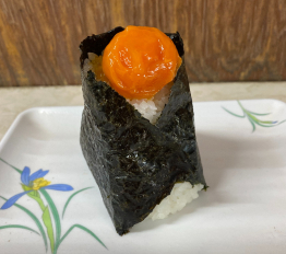 Restaurant spécialisé dans les onigiri de grande taille (entre 180 et 200 grammes). Les onigiri fraîchement préparés peuvent être consommés sur place avec notamment de la soupe miso. De nombreux clients attendent l’ouverture du magasin. La spécialité de la maison est un onigiri préparé avec du jaune d’œuf mariné dans de la sauce soja qui apporte au tout une saveur corsée.