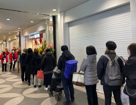 Des files d’attente se forment devant cette enseigne d’onigiri aussi bien au Japon qu’à l’étranger. Les onigiri y sont volumineux et consistants. Le plus populaire est l’onigiri au saumon. La boutique propose également des onigiri préparés avec du riz mélangé à de petits poissons séchés et enveloppés dans une feuille de shiso, ou encore des onigiri tenmusu fourrés au tempura (friture) et enveloppés dans du nori.