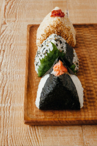 Des files d’attente se forment devant cette enseigne d’onigiri aussi bien au Japon qu’à l’étranger. Les onigiri y sont volumineux et consistants. Le plus populaire est l’onigiri au saumon. La boutique propose également des onigiri préparés avec du riz mélangé à de petits poissons séchés et enveloppés dans une feuille de shiso, ou encore des onigiri tenmusu fourrés au tempura (friture) et enveloppés dans du nori.