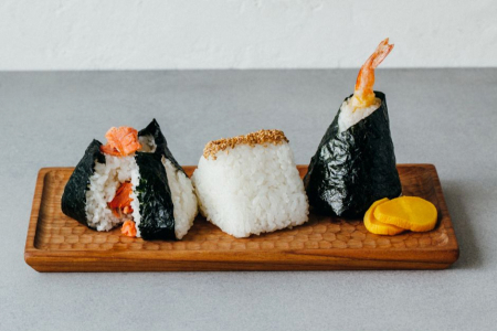 Des files d’attente se forment devant cette enseigne d’onigiri aussi bien au Japon qu’à l’étranger. Les onigiri y sont volumineux et consistants. Le plus populaire est l’onigiri au saumon. La boutique propose également des onigiri préparés avec du riz mélangé à de petits poissons séchés et enveloppés dans une feuille de shiso, ou encore des onigiri tenmusu fourrés au tempura (friture) et enveloppés dans du nori.