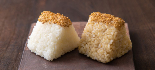 Onigiri simples, préparés avec du riz blanc et brun.