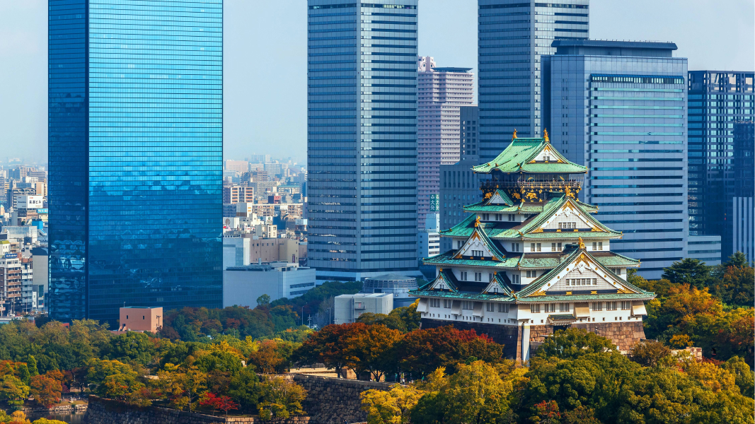 Osaka es una capital cultural internacional donde conviven edificios modernos con construcciones históricas.