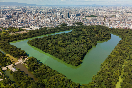 «Conjunto de túmulos funerarios de Mozu-Furuichi», declarado patrimonio de la Humanidad. Incluyendo su foso, el túmulo del emperador Nintoku alcanza una longitud total de 840 m.