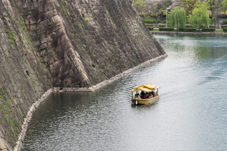 En el castillo de Osaka, los paseos en bote por sus fosos son una gran atracción.