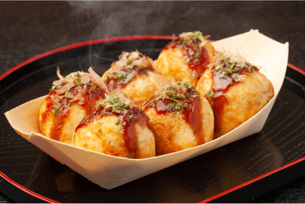 Tanto el takoyaki como el okonomiyaki se comen acompañados de una salsa especial propia de cada restaurante. Son muchos los turistas de dentro y fuera de Japón que visitan Osaka ilusionados por su gastronomía.