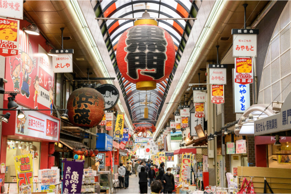 Mercado de Kuromon, en el distrito de Minami. Alberga unas 150 tiendas alineadas bajo una galería de 580 m de largo total.