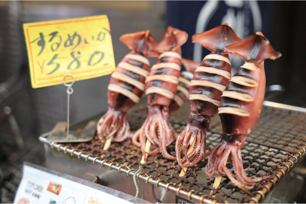 Cangrejos de lujo y surumeika, calamar asado en una brocheta. Al mercado de Kuromon acuden los cocineros y la gente del barrio en busca de ingredientes frescos, como pescado y mariscos, pero también es punto de referencia para turistas.