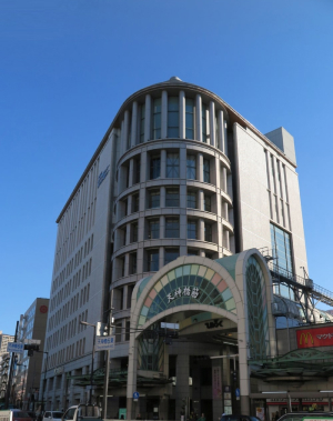 Vista del exterior y de algunas exhibiciones del Museo de la Vida y la Vivienda de Osaka, ubicado cerca de la zona comercial de Tenjinbashisuji.