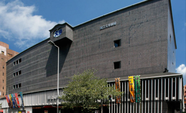 El Teatro Nacional de Bunraku fue diseñado por el mundialmente conocido arquitecto Kisho Kurokawa. Dentro del teatro hay una sala de exhibiciones gratuita donde es posible apreciar los elaborados muñecos del bunraku. Solo de cabezas de muñecos hay alrededor de 80 tipos.