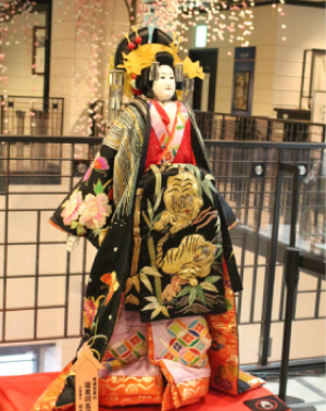 El Teatro Nacional de Bunraku fue diseñado por el mundialmente conocido arquitecto Kisho Kurokawa. Dentro del teatro hay una sala de exhibiciones gratuita donde es posible apreciar los elaborados muñecos del bunraku. Solo de cabezas de muñecos hay alrededor de 80 tipos.