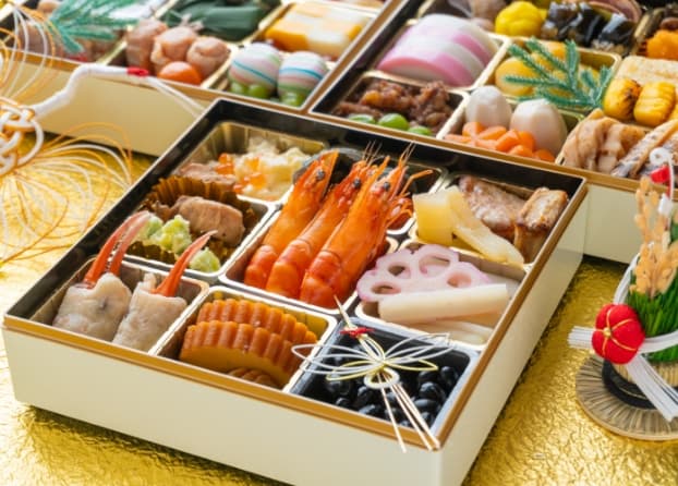 L’osechi du Nouvel An est souvent apprécié avec du saké spécial otoso du Nouvel An et une soupe de gâteaux de riz et de légumes ozoni.