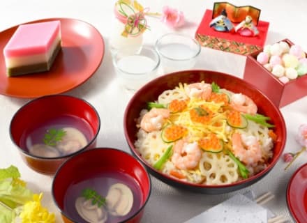 Pour le Festival des poupées, il est courant de manger du chirashi-zushi (riz à sushi vinaigré avec divers ingrédients saupoudrés sur le dessus), une soupe de palourdes et des hishi-mochi (gâteaux de riz en forme de losange).