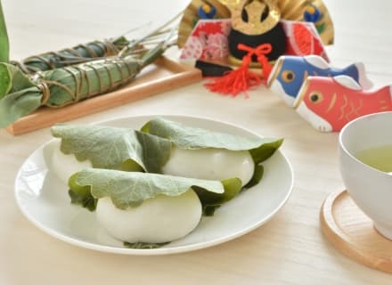 Pour la Journée des enfants, les kashiwa-mochi (gâteaux de riz enveloppés dans des feuilles de chêne) et les chimaki (gâteaux de riz enveloppés dans des feuilles de bambou) sont coutumiers.