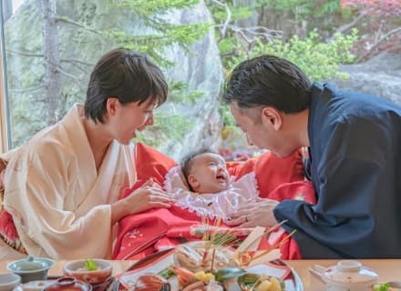 Récemment, de nombreux studios photo pour enfants ont commencé à proposer des séances photo okuizome dans lesquelles le bébé est habillé en vêtements de fête et photographié avec un repas okuizome.