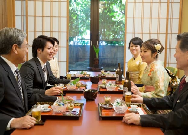 Une cérémonie de yuino présente généralement un repas japonais traditionnel avec des aliments tels que la dorade et le riz aux haricots rouges sekihan. (Photo avec l’aimable autorisation de l’HÔTEL CHIGUSA.)