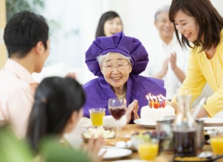 Quelques exemples de jalons de vieillesse célébrés au Japon sont le kanreki ou 60e anniversaire, le koki ou 70e anniversaire, et le beiju ou 88e anniversaire. La coutume d’organiser des célébrations de longévité remonte à l’époque de Nara (vers le 8e siècle) et s’est transmise jusqu’à aujourd’hui.