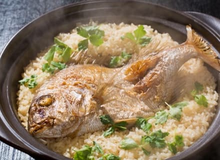 Outre la grillade avec du sel, d’autres façons courantes de servir la dorade incluent la cuisson à la vapeur, le hachage avec du riz ou la présentation crue en sashimi.