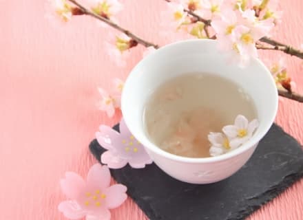 Le sakura-cha ou thé aux fleurs de cerisier, fait en saupoudrant des fleurs de cerisier dans de l’eau chaude. La beauté des fleurs de cerisier qui se déploient dans l’eau chaude le rend populaire comme boisson propice pour un avenir radieux lors d’occasions de célébration telles que les cérémonies de fiançailles et les mariages.