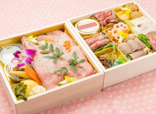 Un ensemble osechi pour amateurs de viande.