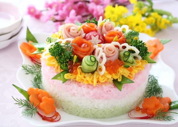 Décoré de crevettes, de carottes, de lanières d’omelette et d’autres ingrédients, le gâteau de sushi devient un standard populaire comme plat de célébration qui fait sensation sur les réseaux sociaux.