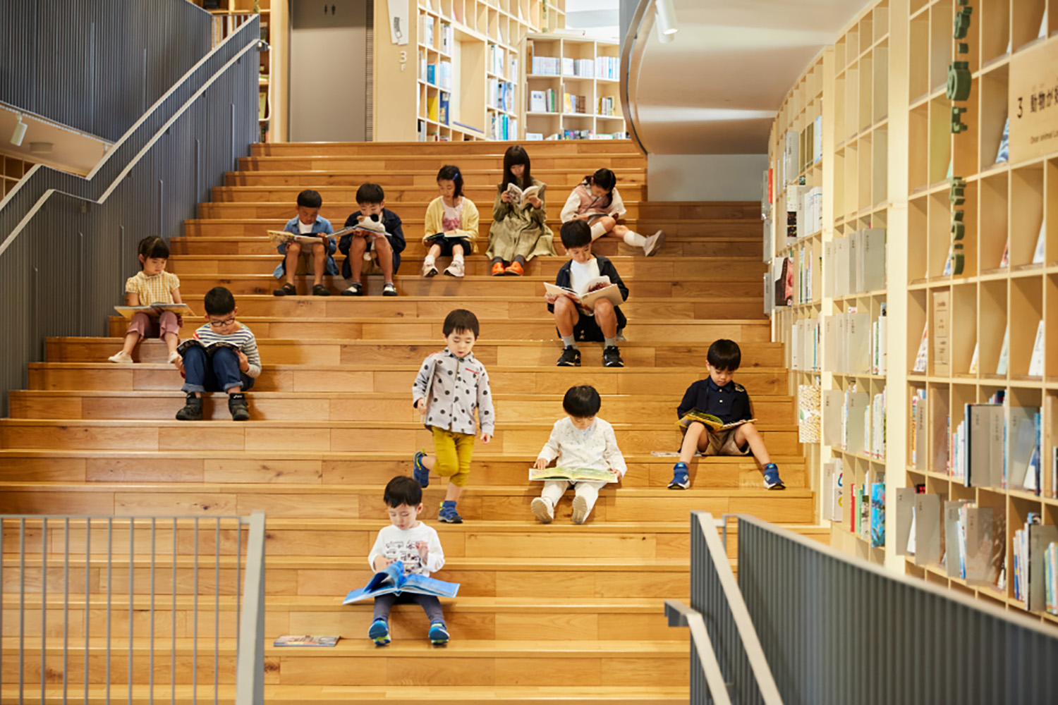 Les bibliothèques japonaises : des lieux qui encouragent une passion durable pour la lecture