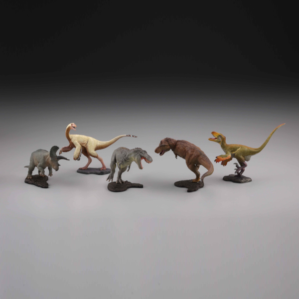 Plusieurs figurines de dinosaures