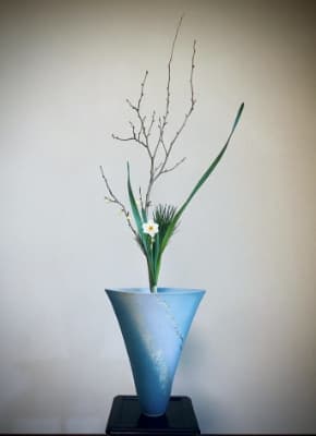 Ikebana is a process of subtraction. Ikebana artists use flowers and branches to create a composition of forms and lines where the negative space is just as important as the positive space. (Photos courtesy of maki AKAGI)