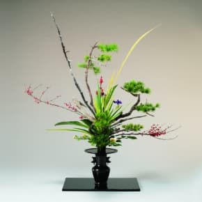 Les arrangements Rikka visent à exprimer la beauté des paysages naturels. Ils constituent la forme la plus ancienne d’ikebana. (© Siège d’Ikenobo)