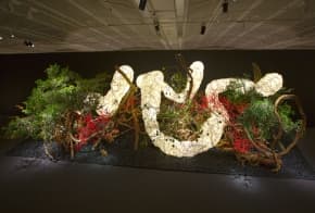 This large-scale arrangement by the headmaster of the Sogetsu school features a glowing washi paper lantern that resembles the kanji character for “kokoro” or “heart.” Many Jiyuuka pieces incorporate non-plant materials. (Photo by Kozo Sekiya, courtesy of Sogetsu Foundation)