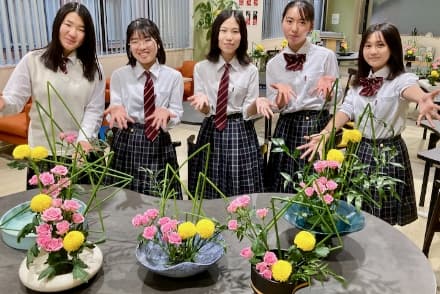 Dans un club d’ikebana d’un lycée japonais, les élèves exposent leurs créations. (Photo avec l’aimable autorisation du lycée Ritsumeikan Uji)