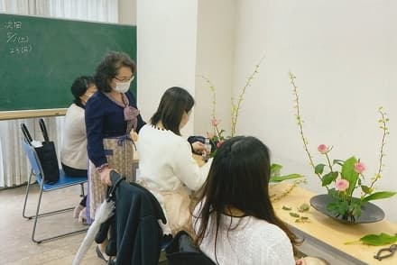 Ikebana schools offer community classes for adults all over Japan. (©Ikenobo Headquarters)