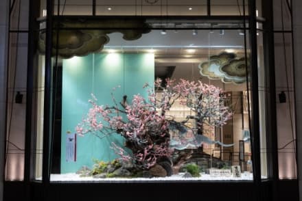 Ikebana arrangements on display at Japanese department stores help draw in shoppers. (Photo courtesy of Saga Goryu)