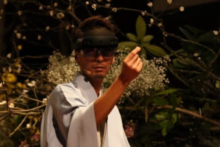 Lors d’une démonstration sur scène à Seattle, Washington, Hiroki Ohara, le Grand Maître de l’école Ohara, porte un casque de « réalité mixte » pour créer une grande œuvre d’ikebana qui combine des éléments réels et virtuels. (Photos avec l’aimable autorisation de Nangok R/Studios)