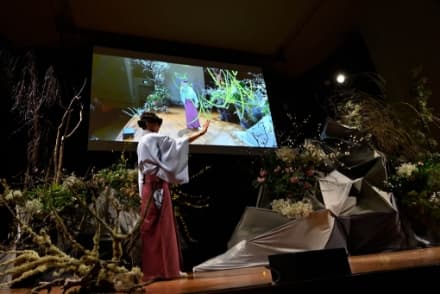 Lors d’une démonstration sur scène à Seattle, Washington, Hiroki Ohara, le Grand Maître de l’école Ohara, porte un casque de « réalité mixte » pour créer une grande œuvre d’ikebana qui combine des éléments réels et virtuels. (Photos avec l’aimable autorisation de Nangok R/Studios)