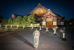 A path of flowers and light was lined with ikebana arrangements created by artists from the “Ikenobo” group. (©naked inc)