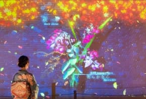 Lorsqu’on se tient devant cette œuvre de projection interactive, un arrangement floral virtuel est automatiquement généré pour chaque visiteur, accompagné d’une explication de sa signification. (©naked inc)