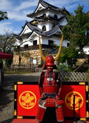 The armor of Ii Naotaka in front of Hikone Castle. Hikone Castle was built under Ii Naotaka in the 17th century.
