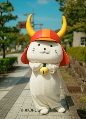 Hikonyan can often be found welcoming tourists at the city’s castle grounds. (©HIKONE)
