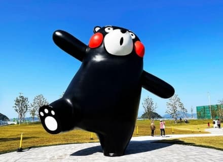 As one of Japan’s most popular and successful yuru-chara, Kumamon's presence can be felt throughout Kumamoto Prefecture, as in this giant statue at Kumamon Port Yatsushiro. (©2010 kumamoto pref.kumamon ＃K37538)